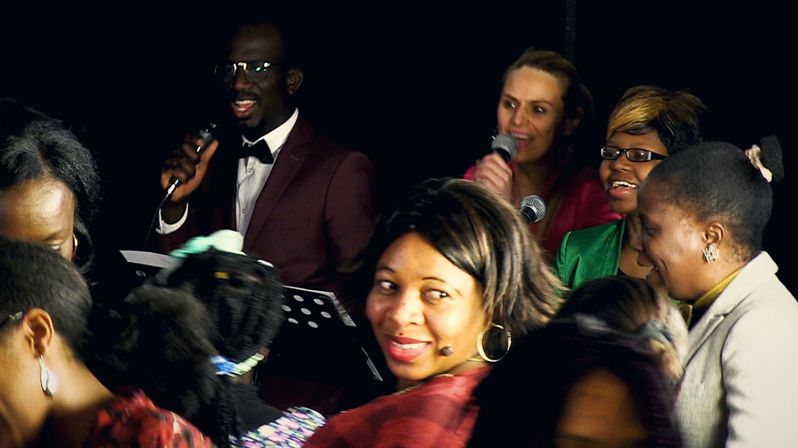 L'assemblée d'Abba House, souriante, pendant la louange