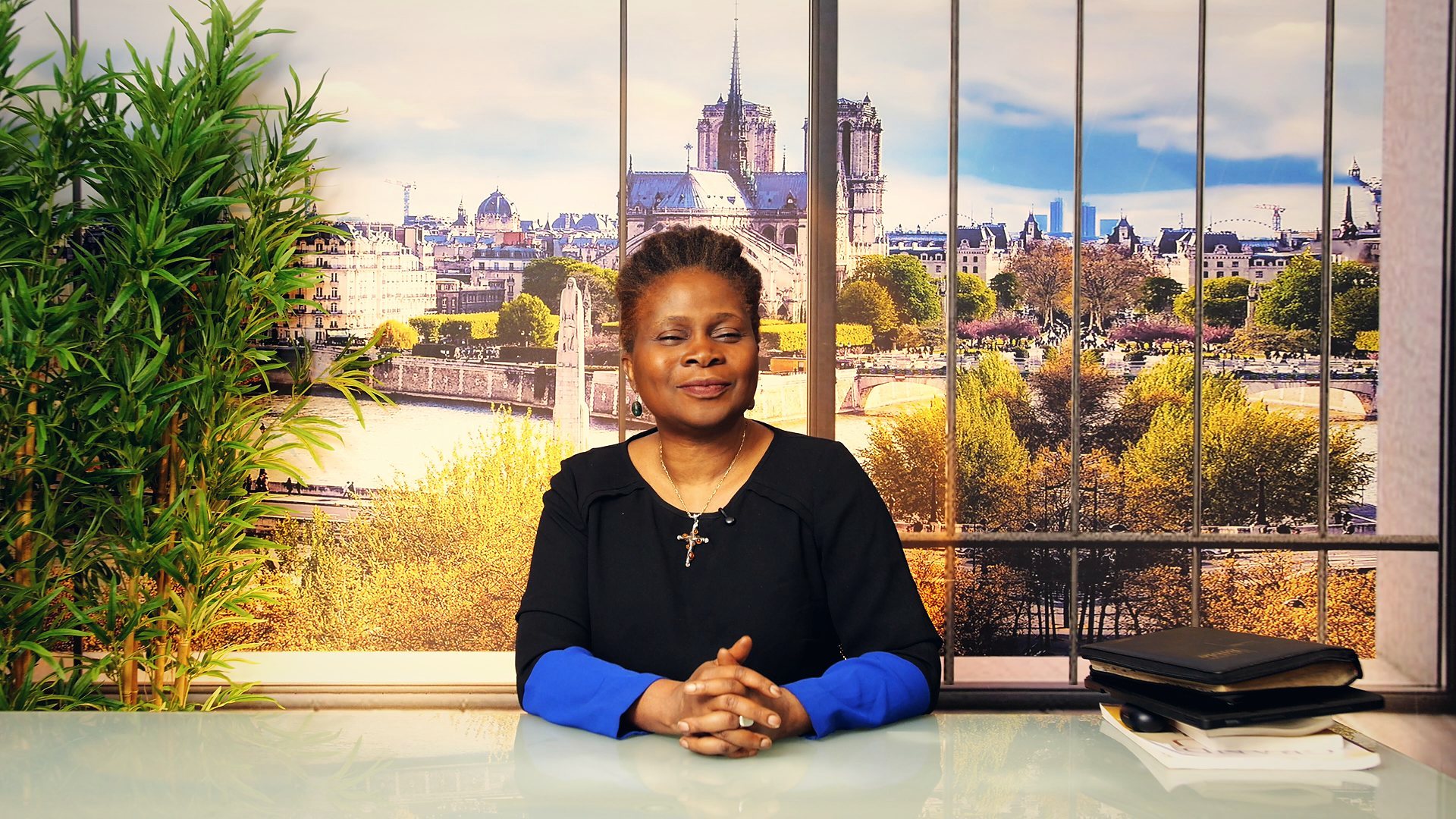 Pasteure Bola Ogedengbe sur le plateau, vue de Paris