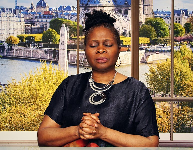 Pasteure Bola Ogedengbe en prière, yeux fermés